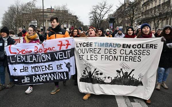 Fransa Anayasa Konseyi göç yasasının 32  maddesini iptal etti