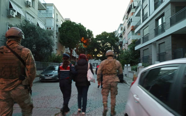 İzmir'de ev baskınları: Beş gözaltı