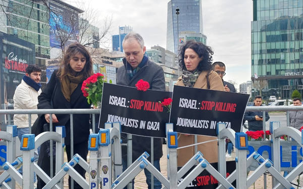 Gazeteciler, Gazze’de öldürülen meslektaşları için İsrail Başkonsolosluğu önünde eylem yaptı