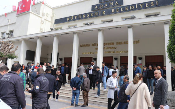 Adana’da belediyeye silahlı saldırı: Zeydan Karalar'ın özel kalem müdürü öldü