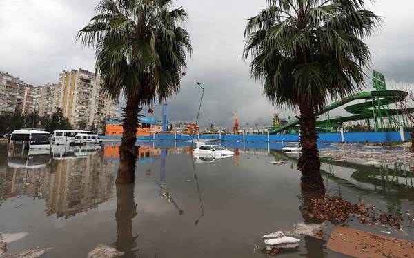 Antalya ve ilçelerinde sel: En az bir ölü