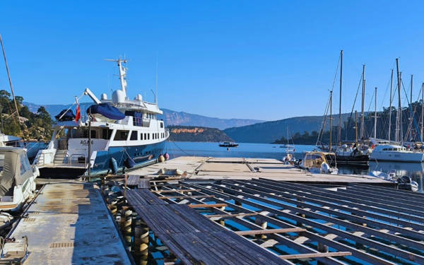 Kaçak iskelede Ali Ağaoğlu teknesi