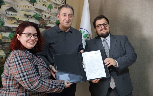 DEM Parti Eş Genel Başkanı Tuncer Bakırhan “Gençlik Sözleşmesi”ni imzaladı