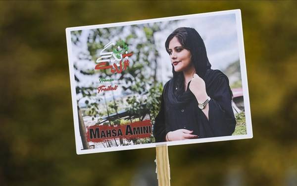 "İran’da zorunlu başörtüsü yasalarını uygulamak için kadınlar gözetim altında tutuluyor"