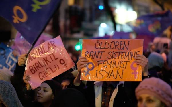 22.⁠ ⁠İstanbul Feminist Gece Yürüyüşü: "İtaat yok, isyan var"