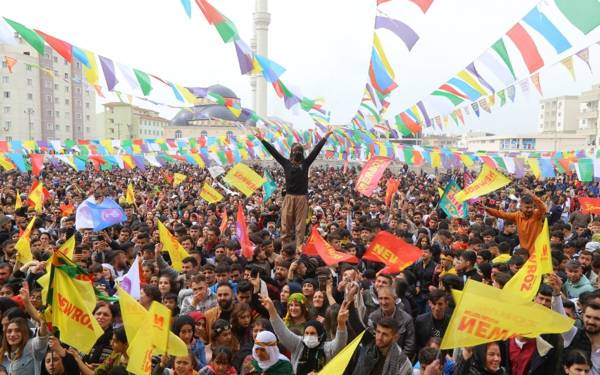 Hunermendên ku wê beşdarî bernameyên Newrozê bibin diyar bûn