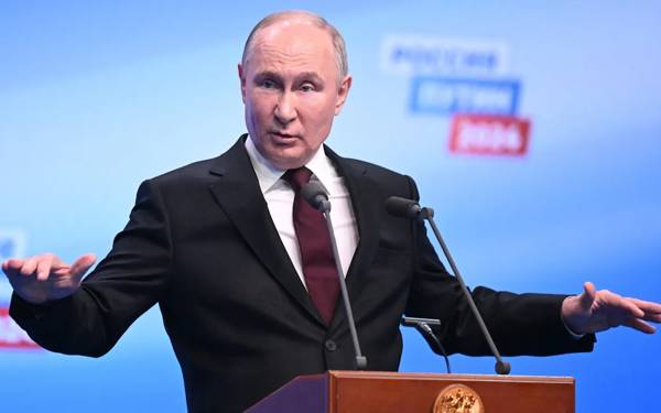 Oyların yüzde 88'ini alan Putin altı yıl daha Rusya'nın başında