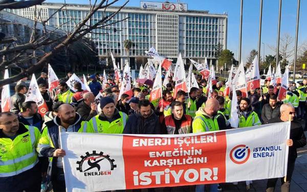 Enerji işçilerinin İBB önündeki eylemi 2. gününde