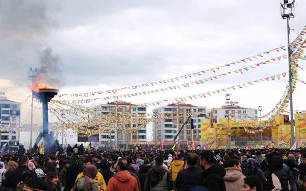 Diyarbakır Newroz'u yüz binlerin katılımıyla kutlandı