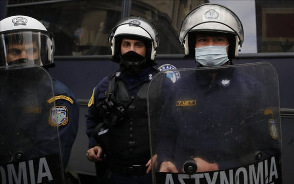 Yunanistan polisinden kamptaki göçmenlere müdahale