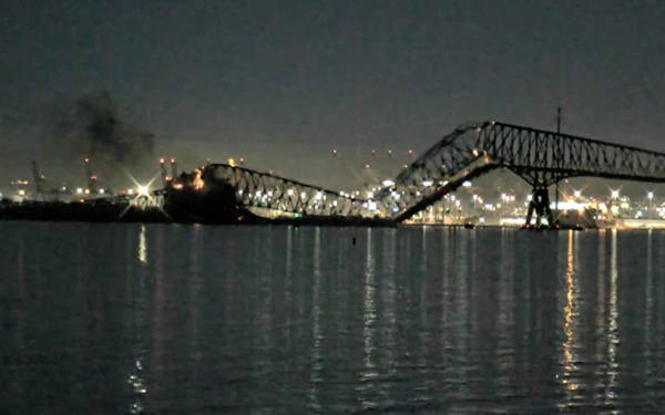 ABD'de gemi çarpan köprü yıkıldı