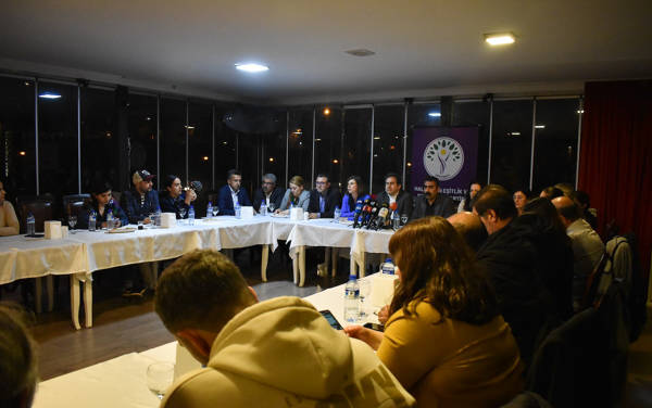 Diyarbakır Büyükşehir Belediyesi eş başkan adayları Bucak ve Hatun medyayla buluştu