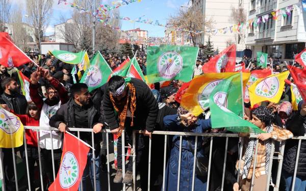 DEM Parti'nin Kars mitinginde Kürt ulusal kıyafetlerine gözaltı