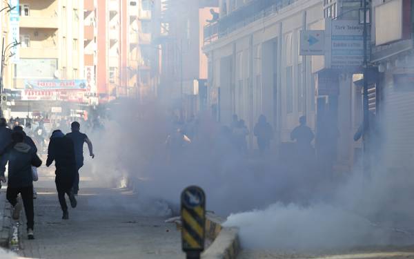 Van'da protestolar devam ediyor: Halk sokakta, yüzlerce gözaltı