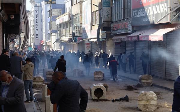 Van'da halk İl Seçim Kurulu'na yürüdü, polis gazla saldırdı