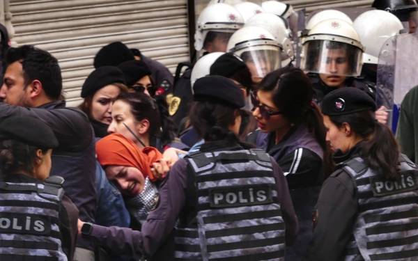 İsrail'le ticareti protesto eden gençlere polis şiddeti tepki çekti