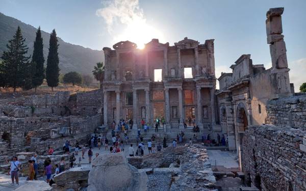 Turizm sezonunda Aspendos, Side, Patara, Hierapolis, Efes gece 00.00'a kadar açık