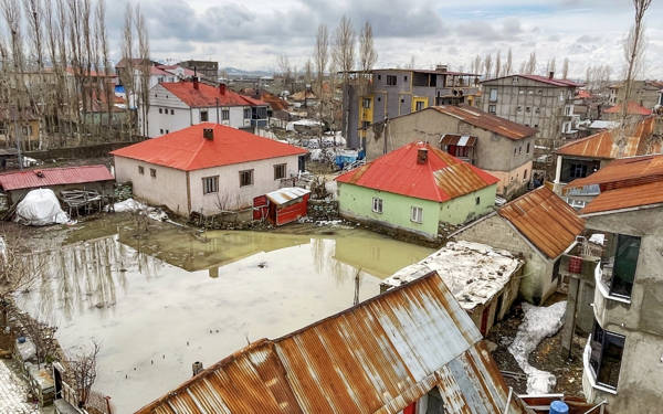 Hakkâri'de yağışlar nedeniyle bazı evler su altında kaldı