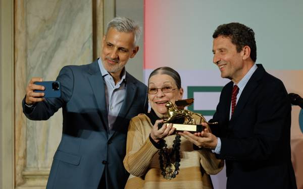 Nil Yalter'e, Venedik Bienali'nde Altın Aslan Yaşam Boyu Başarı Ödülü takdim edildi