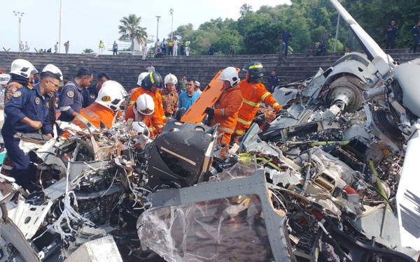 Malezya'da iki askeri helikopter çarpıştı: 10 ölü