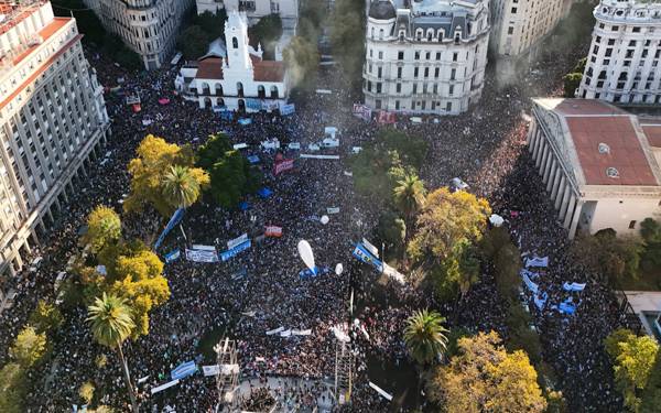 Arjantin halkı "onurlu yaşama hakkını" savunuyor