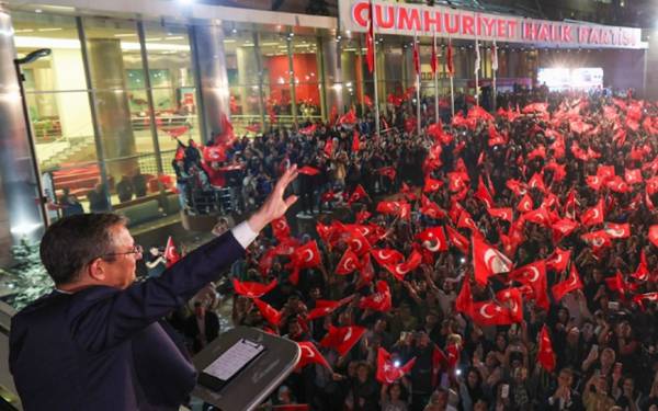 CHP, AKP'nin önünde birinci parti olmayı sürdürüyor