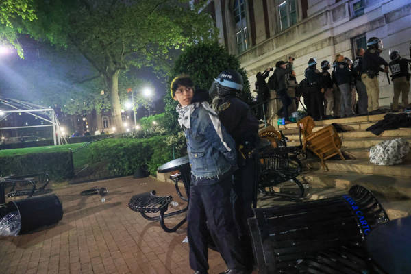 Columbia Üniversitesi öğrencilerine polis saldırısı