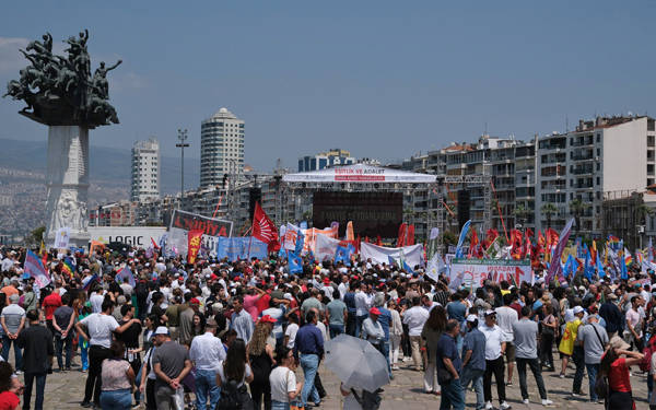 İzmir'de kitlesel 1 Mayıs kutlaması