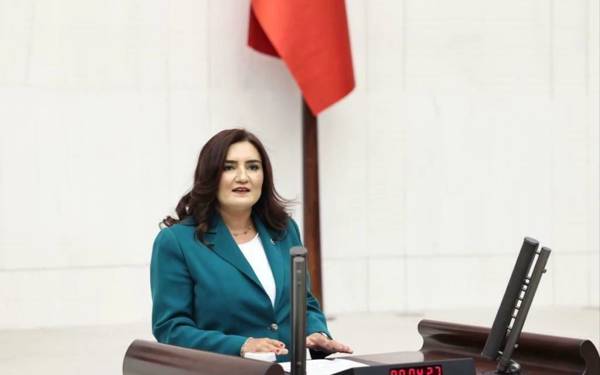 CHP'den kadınların kendi soyadlarını kullanabilmesi için kanun teklifi