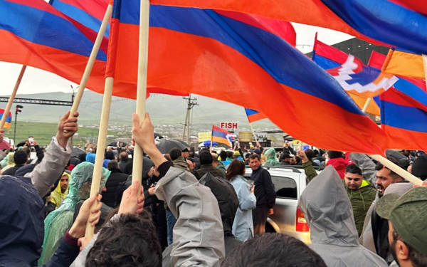 "Ermenistan'daki gösteriler toplumu çözümsüzlüğe yönlendirme çabasında"