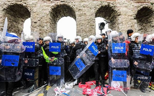 İstanbul police detain 27, including journalist in May Day raids