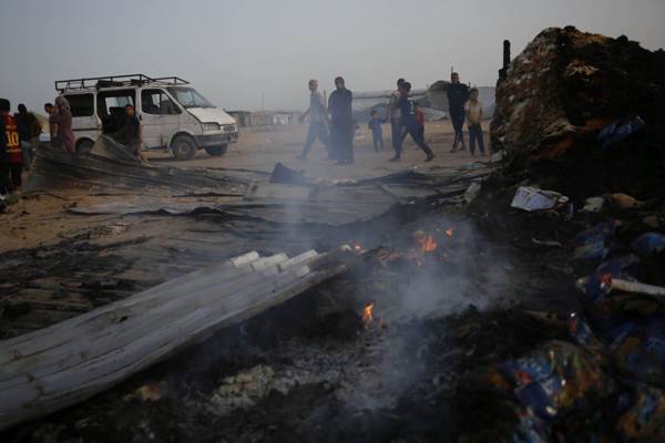 İsrail, Refah’ta yerinden edilmiş Filistinlilerin çadırlarını bombaladı