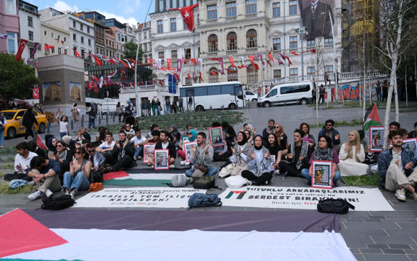 /haber/katil-israil-is-birlikci-erdogan-slogani-nedeniyle-tutuklanan-5-aktivist-tahliye-edildi-295895