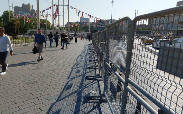 Gezi Parkı ve Taksim Meydanı polis barikatlarıyla kapatıldı
