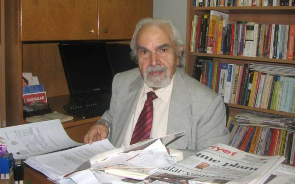 Hekim ve yazar Erdal Atabek hayatını kaybetti
