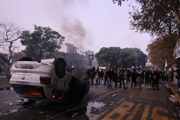 Arjantinliler "ekonomik reformlara" karşı sokaktaydı
