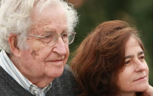 Noam Chomsky değişen tedavinin ardından iyileşiyor, konuşuyor, eleştiriyor