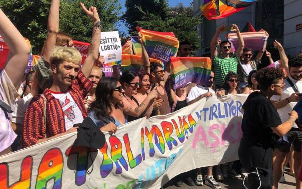 /haber/istanbul-s-lgbti-activists-hold-pride-march-in-unexpected-location-to-circumvent-bans-296988