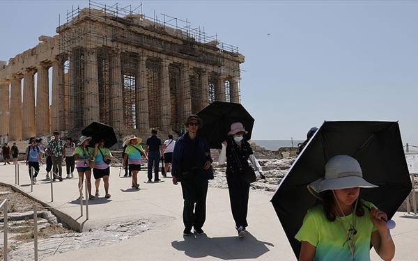 Yunanistan'da inşaatlar durdu, beyaz yakalılar eve gönderildi