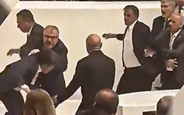 AKP milletvekilleri kürsüde konuşan DEM Parti milletvekili Ali Bozan'a topluca saldırdı