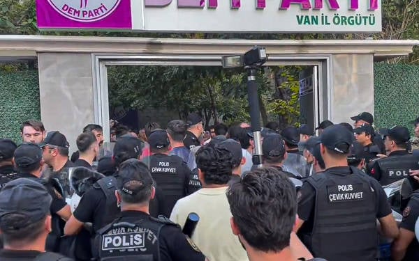 DEM Parti Van İl Örgütü’ne halay baskını, gözaltılar sürüyor