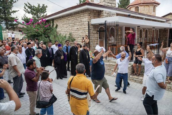 Ermeniler, Asdvadzadzin’i yeniden ibadete açılan Vakıfköy Kilisesi’nde kutladı