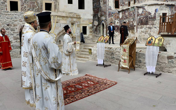 /haber/sumela-manastiri-nda-11-ayin-gecikmeli-gerceklestirildi-298915