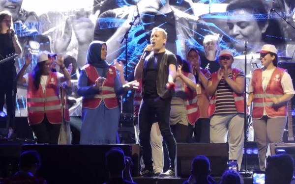 Polonez işçileri, Haluk Levent konserinde sahneye çıktı