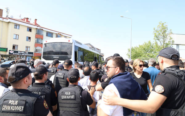 Fernas işçileri şirketin genel merkezi önünde ters kelepçeyle gözaltına alındı