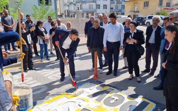 Kurdish road markings restored by local officials in Elazığ