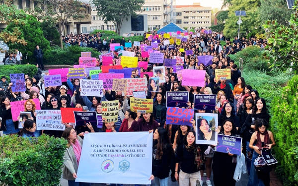 Boğaziçi Üniversitesi’nde yüzlerce öğrenci, erkek şiddetine karşı yürüdü