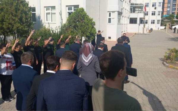 Ülkü Ocakları İl Başkanı'na lise öğrencilerinden bozkurt işaretli karşılama