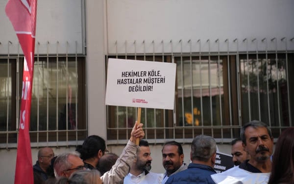 İstanbul İl Sağlık Müdürlüğü önünde 'Yenidoğan Çetesi' protestoları