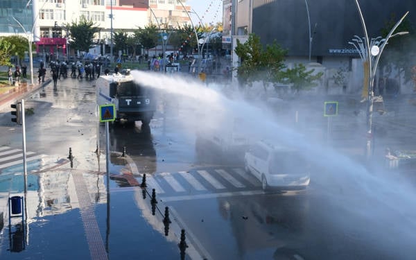 Batman'da kayyım protestosuna polis müdahalesi: 100'e yakın gözaltı